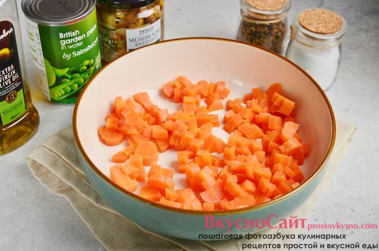 все овощи заранее отвариваю, морковь нарезаю небольшими кубиками и перекладываю в салатник