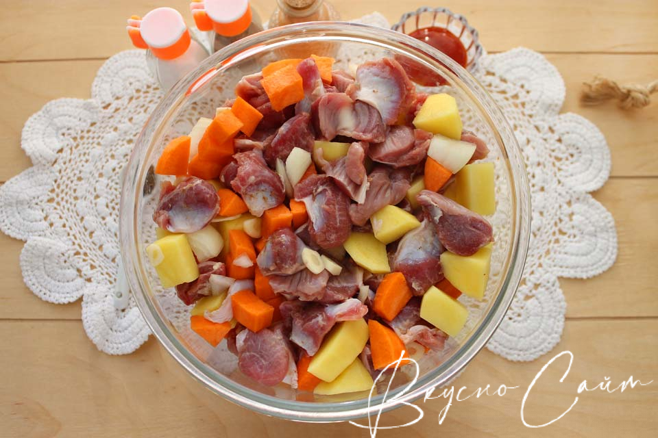 куриные желудочки, картофель, лук, морковь и чеснок выкладываю в глубокую миску