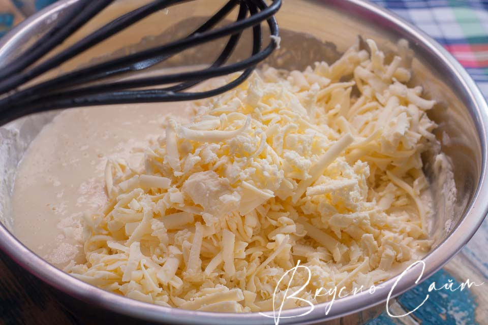 натертый сыр добавляю в миску с тестом, перемешиваю