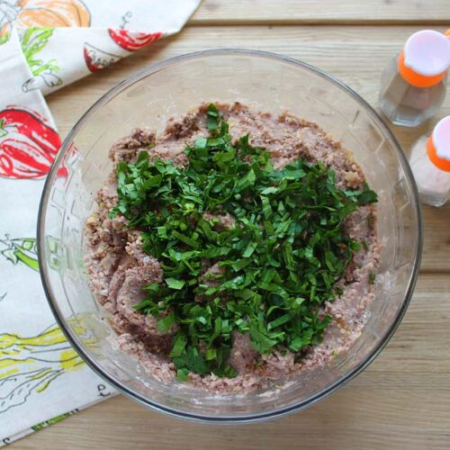 зелень петрушки промываю, отряхиваю от воды и мелко нарезаю, добавляю к остальным ингредиентам и ещё раз хорошенько перемешиваю