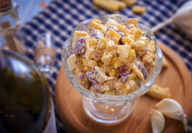 Салат с фасолью, сыром и сухариками Салат с фасолью и сыром