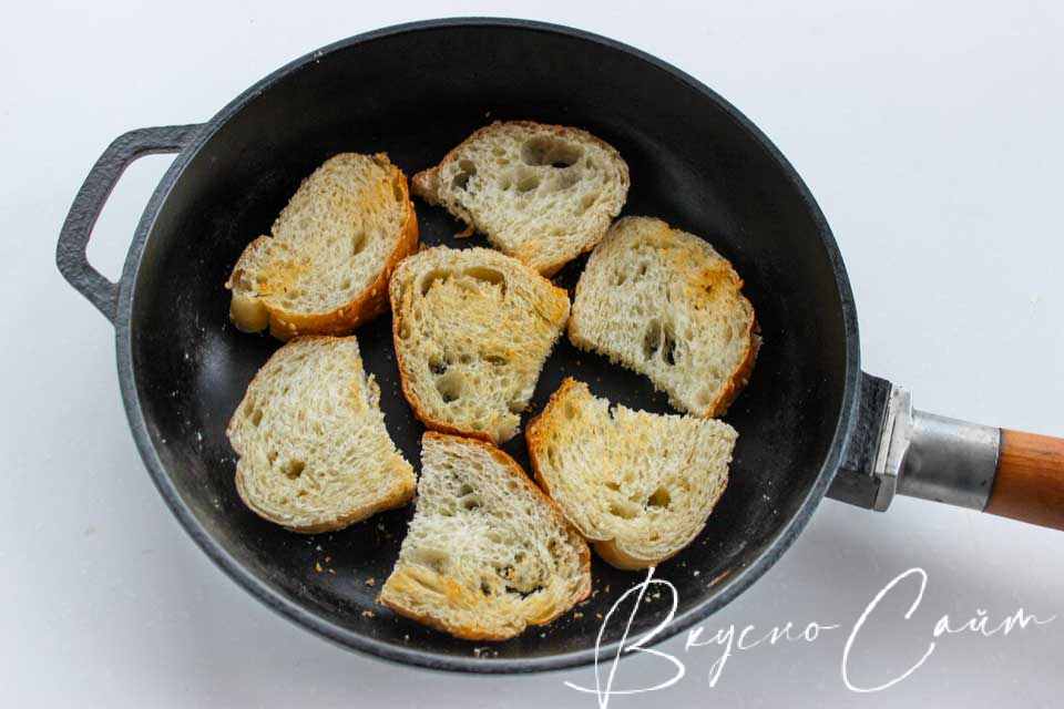 белый хлеб нарезаю кусочками (не слишком крупно, на 1-2 укуса), и подсушиваю на сухой сковороде