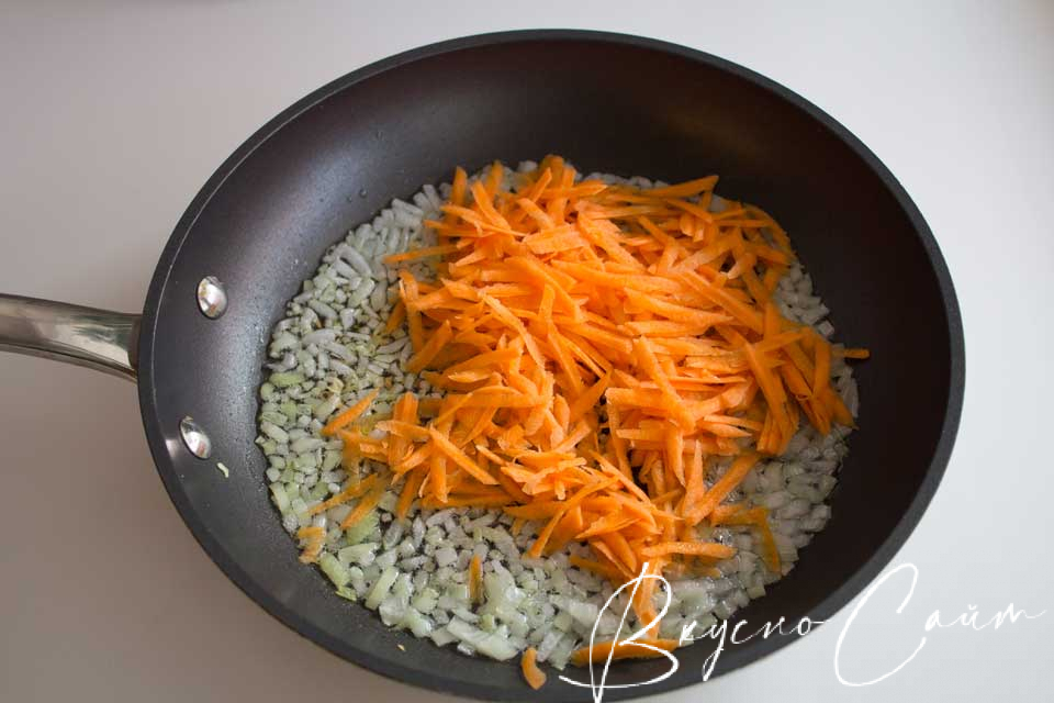 добавляю морковь, натертую на крупной терке