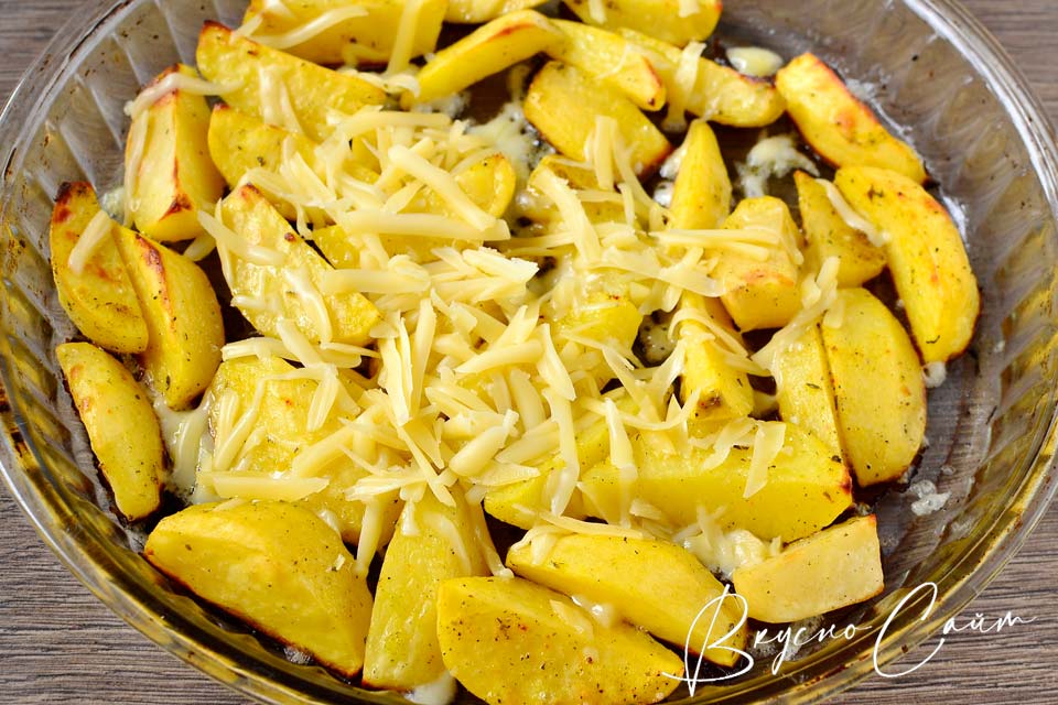 в конце приготовления посыпаю картошку тертым твердым сыром, оправляю картошку в духовку ещё на 10 минут