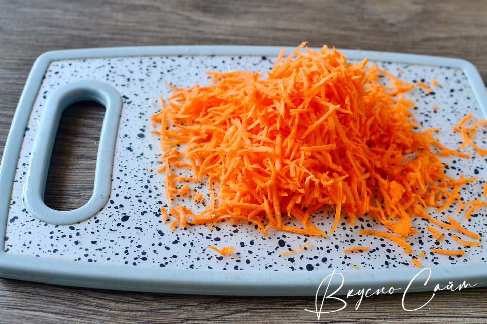 морковь чищу и натираю на средней терке