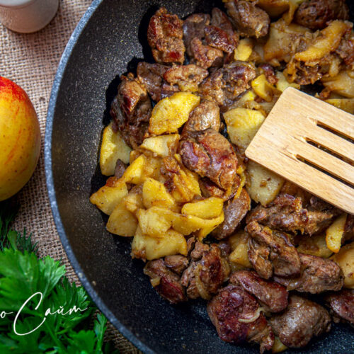 Куриная печень с яблоками