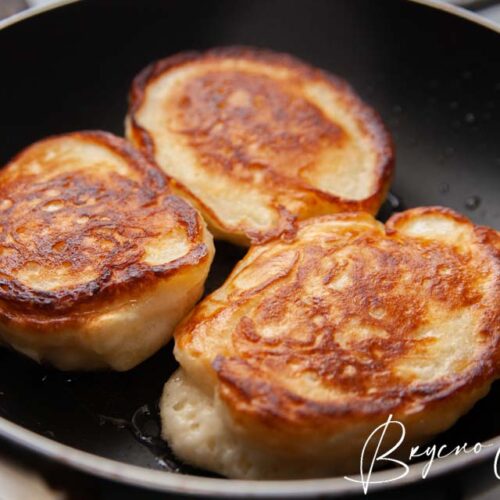 обжариваю оладьи на дрожах и кефире с двух сторон до румяности