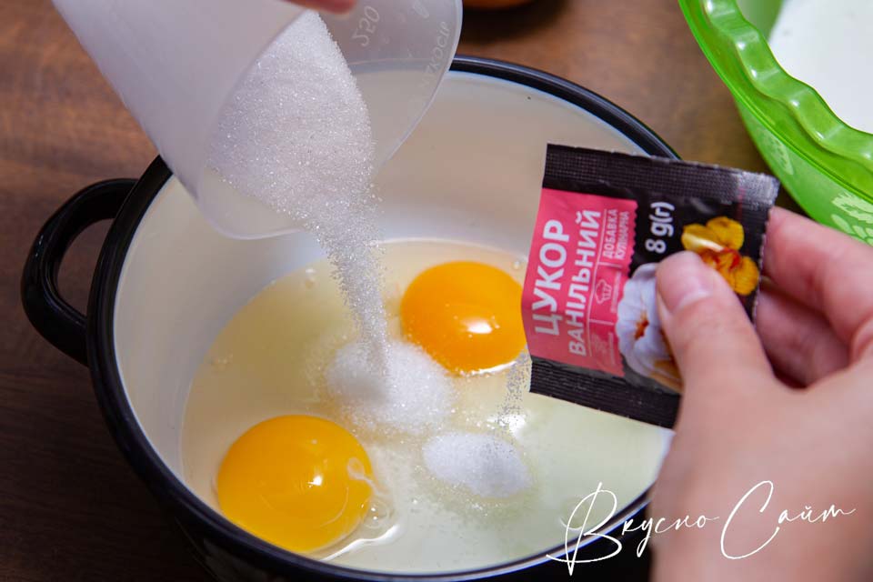 в отдельную посуду вбиваю яйца и добавляю сахар и ванильный сахар