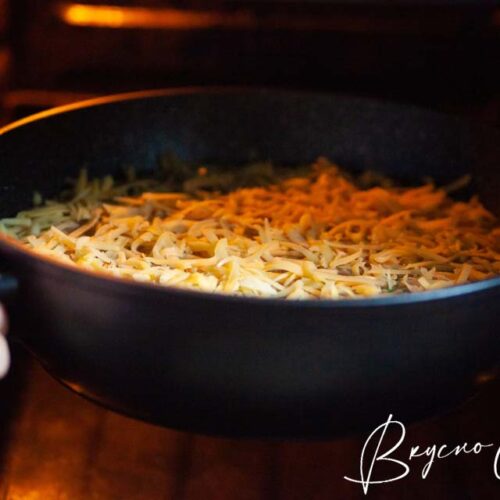 отправляю запеканку из кабачков с фаршем в разогретую до 180 градусов духовку на 40-45 минут