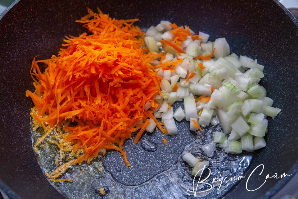 обжариваю лук и морковь в подсолнечном масле