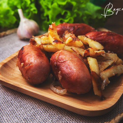 Жаренные купаты с картошкой на сковороде