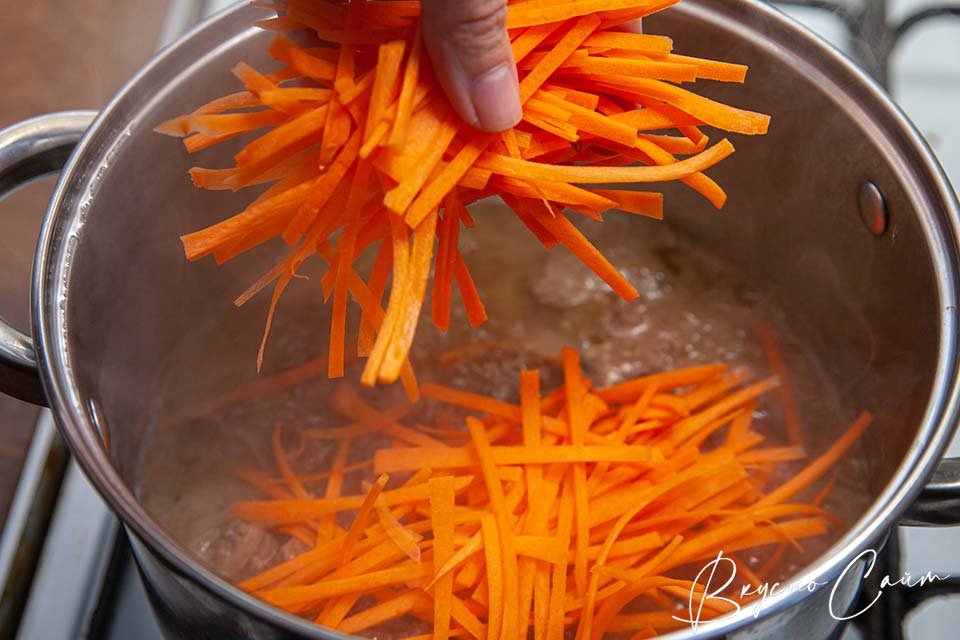 через час в кастрюлю с мясом добавляю морковь
