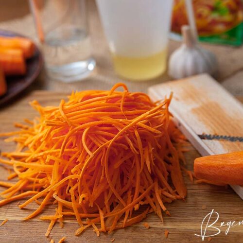 морковь тру на специальной терке для корейской моркови