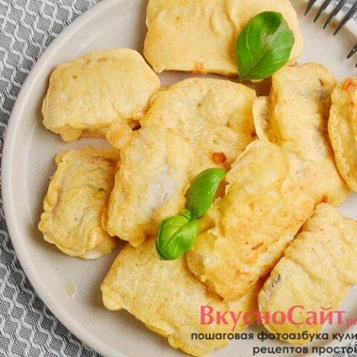 минтай в кляре на тарелке