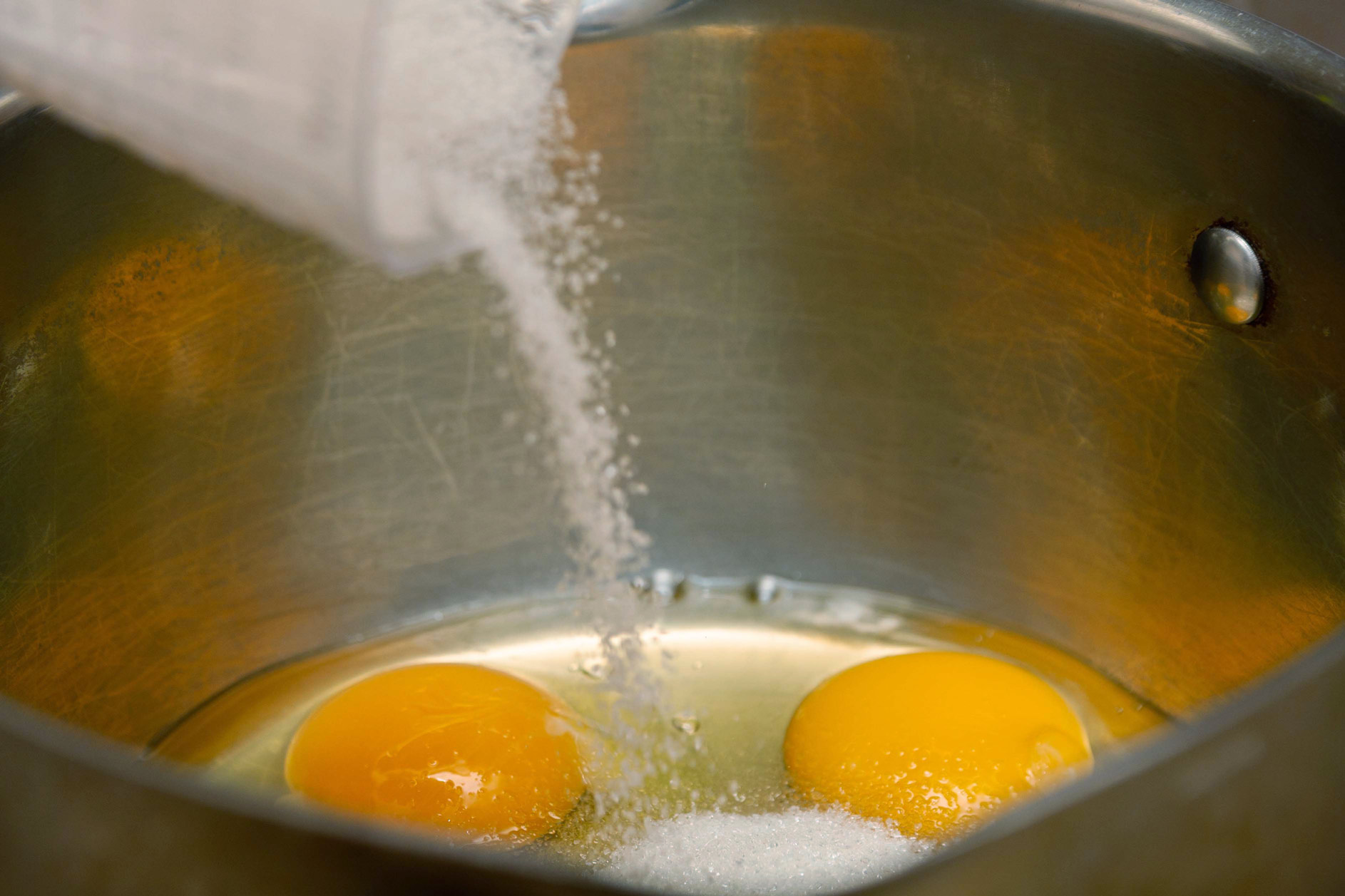 для крема смешаем сахар и яйца